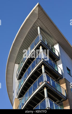 Balcons d'appartements à Dolphin Quay sur Poole Quay, Poole, Dorset Banque D'Images