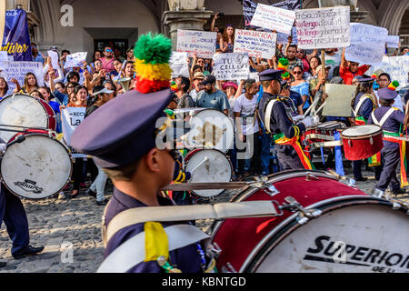 Antigua, Guatemala - 15 septembre 2017 : parades de cours des sections locales pour protester contre la corruption du gouvernement sur l'indépendance du Guatemala Banque D'Images