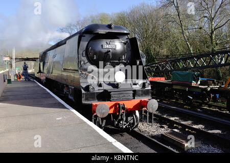 Conserves de bataille d'Angleterre n° du Pacifique 34070 exécute sa ronde Manston du train à la station de Norden sur le chemin de fer Swanage dans le Dorset. Banque D'Images