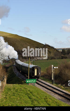 Conserves de bataille d'Angleterre n° du Pacifique Manston 34070 se dirige vers le château de Corfe après avoir quitté la station de Norden sur le chemin de fer Swanage dans le Dorset. Banque D'Images