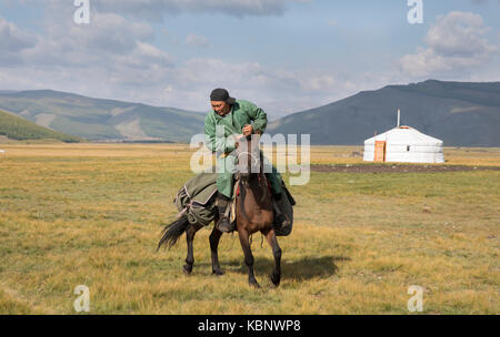 Huvsgul, Mongolie, Septembre 6th, 2017 : l'homme de Mongolie à cheval dans le nord du paysage mongol Banque D'Images