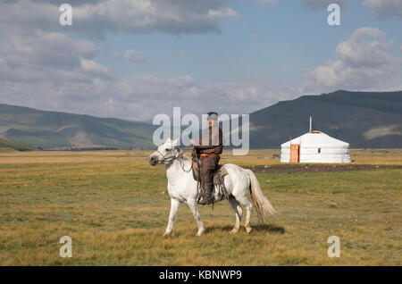 Huvsgul, Mongolie, Septembre 6th, 2017 : l'homme de Mongolie à cheval dans le nord du paysage mongol Banque D'Images