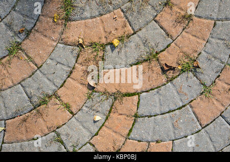 La texture du gris et rouge pavé de pierres artificielles de texture trottoir courbés. Banque D'Images