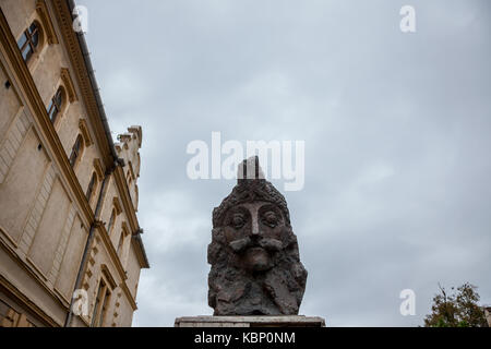 Sighisoara, Roumanie - le 22 septembre 2017 : statue de Vlad Tepes, alias dracula ou Vlad Dracul dans la citadelle de Sighisoara, où il aurait été né je Banque D'Images