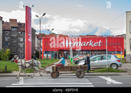 Petrosani, Roumanie - 23 septembre 2017 : panier cheval entraîné par les gens de la communauté rom en passant en face d'un supermarché Carrefour market. photo Banque D'Images