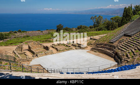 Tindari (Sicile, Italie) - zone archéologique de Tindari, l'antique polis grecque fondée en 396 avant J.-C. par Denys de Syracuse. Le théâtre. Banque D'Images