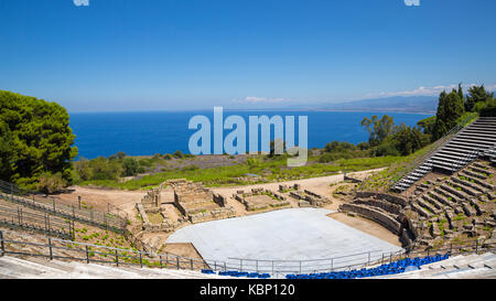 Tindari (Sicile, Italie) - zone archéologique de Tindari, l'antique polis grecque fondée en 396 avant J.-C. par Denys de Syracuse. Le théâtre. Banque D'Images