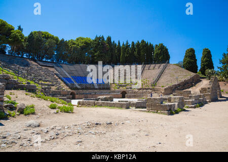 Tindari (Sicile, Italie) - zone archéologique de Tindari, l'antique polis grecque fondée en 396 avant J.-C. par Denys de Syracuse. Le théâtre. Banque D'Images