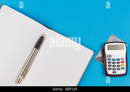 Générateur de mot de passe électronique pour les services bancaires par Internet, et des cartes de paiement Ouvrir bloc-notes papier avec crayon sur fond bleu Banque D'Images