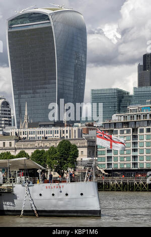 LONDRES, Royaume-Uni - 25 AOÛT 2017 : le HMS Belfast amarré sur la Tamise avec le Walkie Talkie Building (20 Fenchurch Street) en arrière-plan Banque D'Images