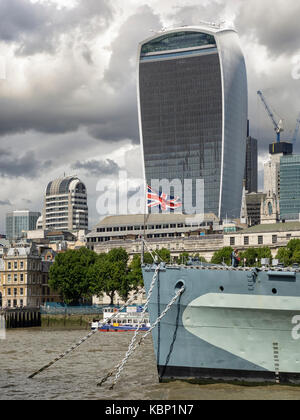 LONDRES, Royaume-Uni - 25 AOÛT 2017 : le HMS Belfast amarré sur la Tamise avec le Walkie Talkie Building (20 Fenchurch Street) en arrière-plan Banque D'Images