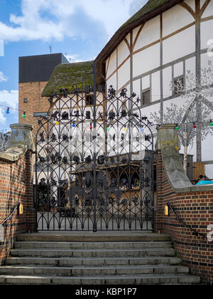 LONDRES, Royaume-Uni - 18 AOÛT 2017 : portes d'entrée au Théâtre du Globe de Shakespeare sur la rive sud Banque D'Images