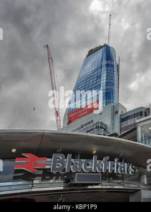 LONDRES, Royaume-Uni - 18 AOÛT 2017 : panneau au-dessus de l'entrée de la gare de Blackfriars Banque D'Images