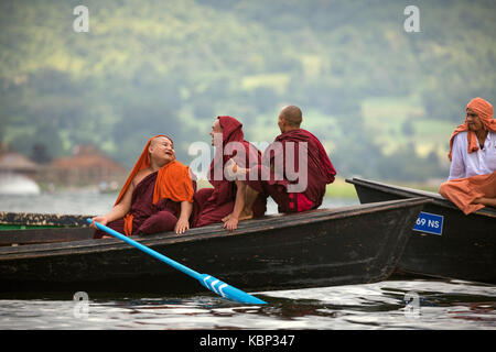 En Asie, le Myanmar, le Shen, l'état du lac Inle, boat race compétition durant le festival de la pagode phaung daw oo, inn kaung village, les moines locaux regardant race Banque D'Images