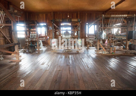 En Asie, le Myanmar, le Shen, l'état du lac Inle, Auberge de Baw Kone village, atelier de tissage de soie et Lotus Banque D'Images