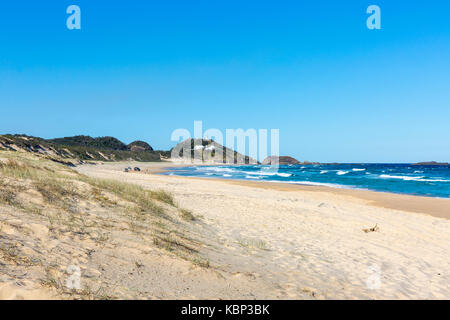 Lighthouse Beach avec pain Point Lighthouse dans la distance à Seal Rocks, mi côte nord de la Nouvelle-Galles du Sud, Australie Banque D'Images