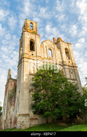 Ruines de l'église de st. Veronica dans le village du district de ushatsky selishche, Bélarus Banque D'Images