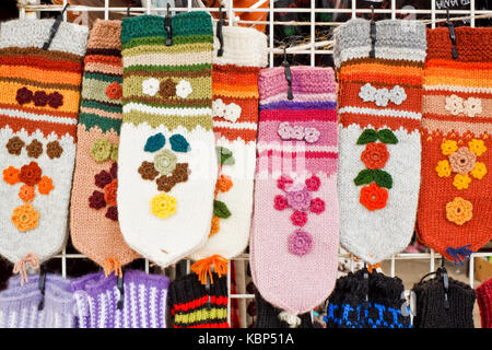 Trakai, Lituanie - 16 septembre 2015 : mitaines de laine tricoté en vente sur un marché de souvenirs. Banque D'Images