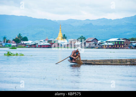 Le Lac Inle, MYANMAR - SEP 07 : Musique pêcheur au lac Inle Myanmar le 07 septembre 2017 , Inle Lake est un lac d'eau douce situé dans l'état Shan Banque D'Images