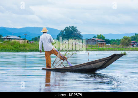 Le Lac Inle, MYANMAR - SEP 07 : Musique pêcheur au lac Inle Myanmar le 07 septembre 2017 , Inle Lake est un lac d'eau douce situé dans l'état Shan Banque D'Images