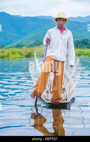 Le Lac Inle, MYANMAR - SEP 07 : Musique pêcheur au lac Inle Myanmar le 07 septembre 2017 , Inle Lake est un lac d'eau douce situé dans l'état Shan Banque D'Images