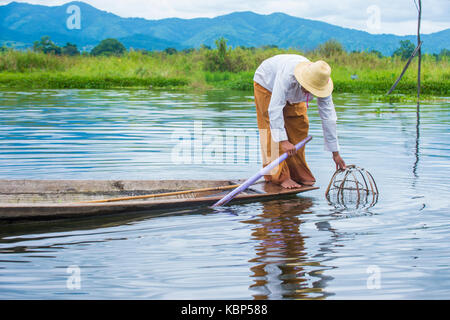 Le Lac Inle, MYANMAR - SEP 07 : Musique pêcheur au lac Inle Myanmar le 07 septembre 2017 , Inle Lake est un lac d'eau douce situé dans l'état Shan Banque D'Images