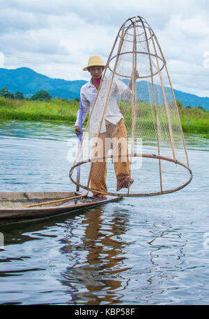 Le Lac Inle, MYANMAR - SEP 07 : Musique pêcheur au lac Inle Myanmar le 07 septembre 2017 , Inle Lake est un lac d'eau douce situé dans l'état Shan Banque D'Images