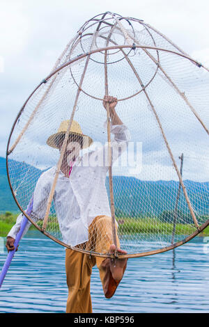 Le Lac Inle, MYANMAR - SEP 07 : Musique pêcheur au lac Inle Myanmar le 07 septembre 2017 , Inle Lake est un lac d'eau douce situé dans l'état Shan Banque D'Images