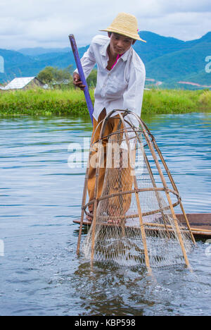 Le Lac Inle, MYANMAR - SEP 07 : Musique pêcheur au lac Inle Myanmar le 07 septembre 2017 , Inle Lake est un lac d'eau douce situé dans l'état Shan Banque D'Images