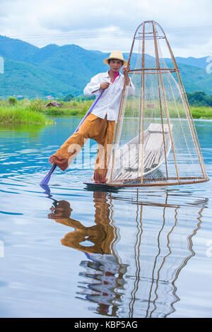 Le Lac Inle, MYANMAR - SEP 07 : Musique pêcheur au lac Inle Myanmar le 07 septembre 2017 , Inle Lake est un lac d'eau douce situé dans l'état Shan Banque D'Images