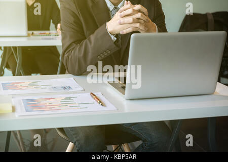 Les jeunes de l'équipage d'affaires travaillant avec de nouveaux projet de démarrage. les gestionnaires de projet réunion près de windows. d'analyser les plans, documents. Banque D'Images