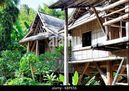 Reproduction d'une maison au Laos dans la Bambouseraie d'Anduze dans le département du Gard Banque D'Images