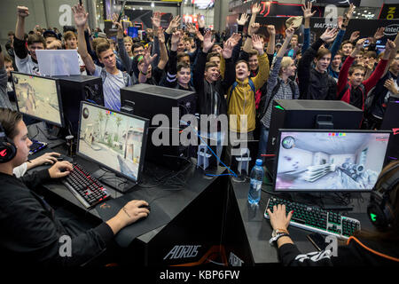 Moscou, Russie.30 sept. 2017 les garçons jouent à un jeu d'ordinateur au stade de l'exposition Igromir à Moscou Banque D'Images