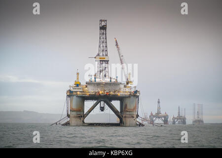 Plates-formes pétrolières dans le Moray Firth en attente de l'industrie du pétrole à exporter Banque D'Images