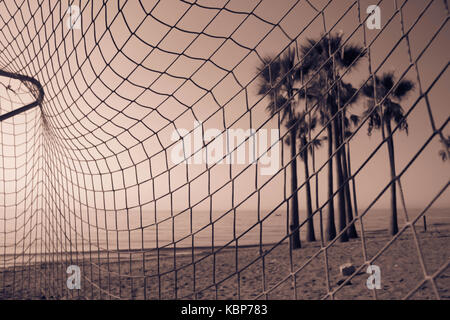 Plage. net football sur la plage. noir et blanc. costa del sol, Andalousie, espagne. Banque D'Images