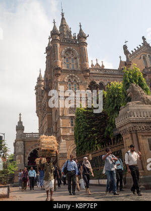 Les piétons en gare Chhatrapati Shivaji, Mumbai Banque D'Images