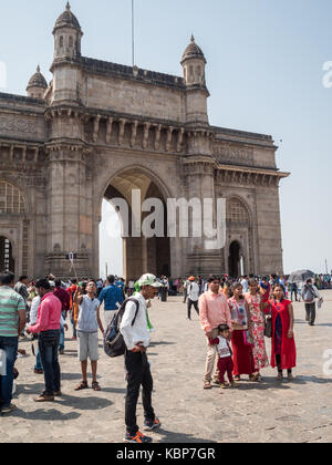 Les touristes de prendre une photo en face de la porte de l'Inde Banque D'Images