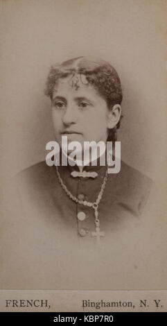 American archive monochrome studio portrait d'une femme avec une croix sur la chaîne autour de son cou, prise à la fin du XIXe siècle, USA Banque D'Images