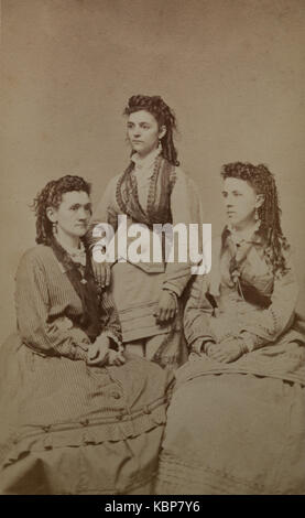 American archive monochrome studio portrait photographie de trois sœurs, nommée Jennie, Matilda et Elizabeth Gage, prises à la fin du XIXe siècle aux États-Unis Banque D'Images