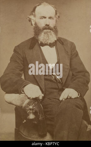 American archive Portrait en studio monochrome d'un vieil homme avec une barbe assise dans une chaise, appelée Grandpa Bennett, prise à la fin du XIXe siècle aux États-Unis Banque D'Images