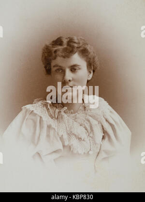 American archive monochrome studio portrait photographie de la jeune femme avec regard réfléchi portant une robe de couleur claire avec col en dentelle, prise à la fin du XIXe siècle, États-Unis Banque D'Images