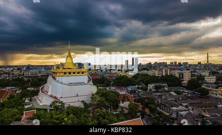 'Golden Mountain ' Wat Saket ratcha wora wihan maha célèbre attraction touristique de bangkok , monuments de Bangkok en Thaïlande . sous la pluie avant vue de dessus , Banque D'Images
