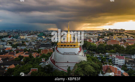 'Golden Mountain ' Wat Saket ratcha wora wihan maha célèbre attraction touristique de bangkok , monuments de Bangkok en Thaïlande . sous la pluie avant vue de dessus , Banque D'Images