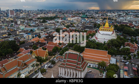 'Golden Mountain ' Wat Saket ratcha wora wihan maha célèbre attraction touristique de bangkok , monuments de Bangkok en Thaïlande . sous la pluie avant vue de dessus , Banque D'Images