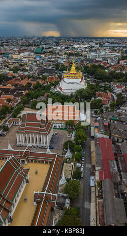 'Golden Mountain ' Wat Saket ratcha wora wihan maha célèbre attraction touristique de bangkok , monuments de Bangkok en Thaïlande . sous la pluie avant vue de dessus , Banque D'Images