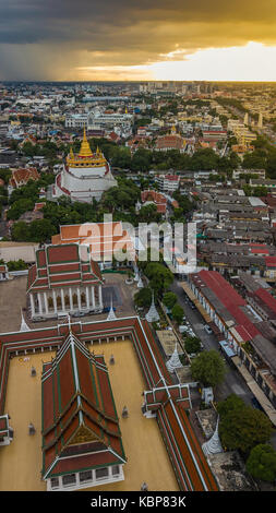 'Golden Mountain ' Wat Saket ratcha wora wihan maha célèbre attraction touristique de bangkok , monuments de Bangkok en Thaïlande . sous la pluie avant vue de dessus , Banque D'Images