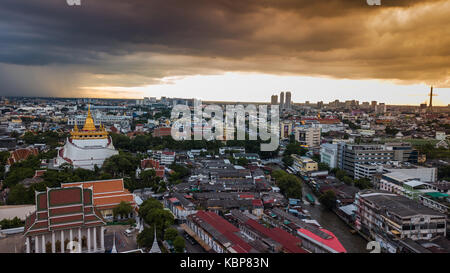 'Golden Mountain ' Wat Saket ratcha wora wihan maha célèbre attraction touristique de bangkok , monuments de Bangkok en Thaïlande . sous la pluie avant vue de dessus , Banque D'Images