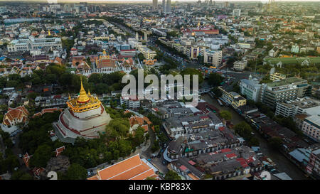 'Golden Mountain ' Wat Saket ratcha wora wihan maha célèbre attraction touristique de bangkok , monuments de Bangkok en Thaïlande . sous la pluie avant vue de dessus , Banque D'Images