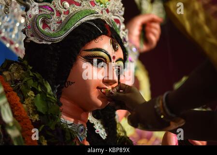 Allahabad, Inde. 30Th sep 2017. dévot hindou sweeta offre à la Déesse Durga's idol durant un rituel appelé 'sindoor khela' à un pandal durga puja à l'occasion de vijay dashmi festival à Allahabad. crédit : Prabhat Kumar verma/pacific press/Alamy live news Banque D'Images