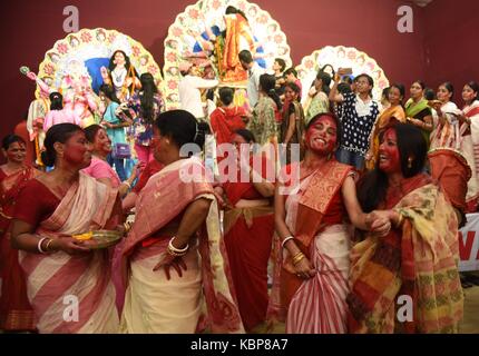 Allahabad, Inde. Sep 30, 2017 femmes bengali indien. prendre part à l'intérieur "à un rituel khela durga puja pandal à l'occasion de vijay dashmi festival à Allahabad. crédit : Prabhat Kumar verma/pacific press/Alamy live news Banque D'Images